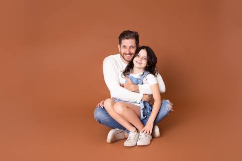 dia dos pais pai de um casal de crianças fundo marrom brasilia jardim botanico lago sul df familia'