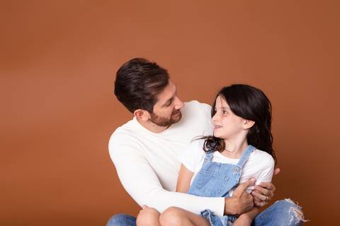 dia dos pais pai de um casal de crianças fundo marrom brasilia jardim botanico lago sul df familia'