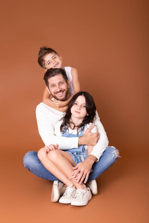 dia dos pais pai de um casal de crianças fundo marrom brasilia jardim botanico lago sul df familia'