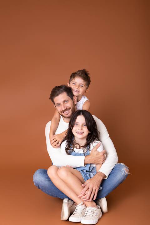 dia dos pais pai de um casal de crianças fundo marrom brasilia jardim botanico lago sul df familia'