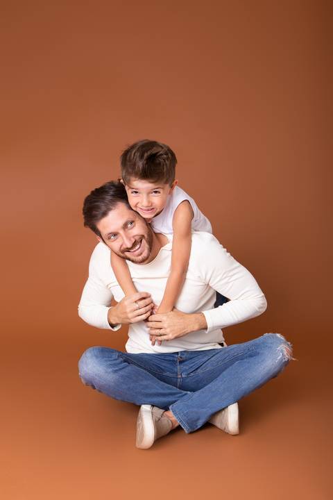 dia dos pais pai de um casal de crianças fundo marrom brasilia jardim botanico lago sul df familia'