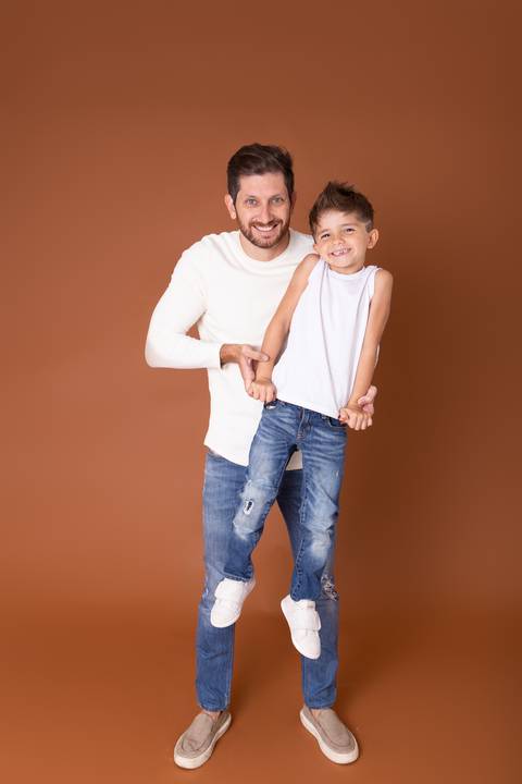 dia dos pais pai de um casal de crianças fundo marrom brasilia jardim botanico lago sul df familia'