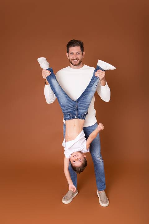 dia dos pais pai de um casal de crianças fundo marrom brasilia jardim botanico lago sul df familia'