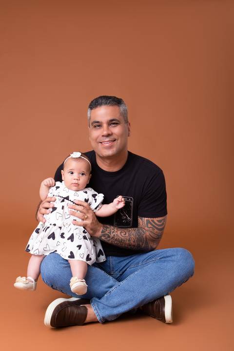 dia dos pais pai de um casal de crianças fundo marrom brasilia jardim botanico lago sul df familia'