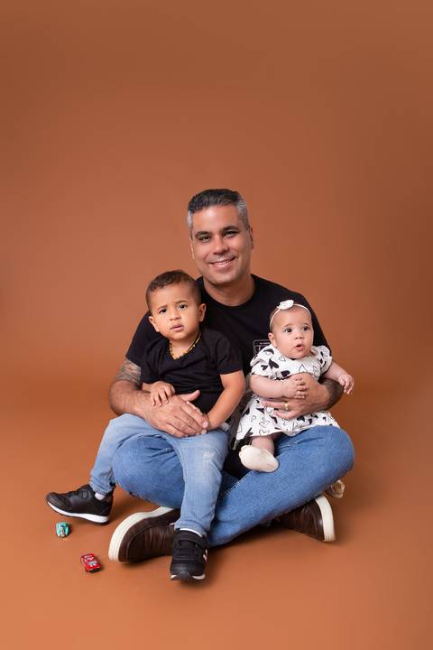 dia dos pais pai de um casal de crianças fundo marrom brasilia jardim botanico lago sul df familia'