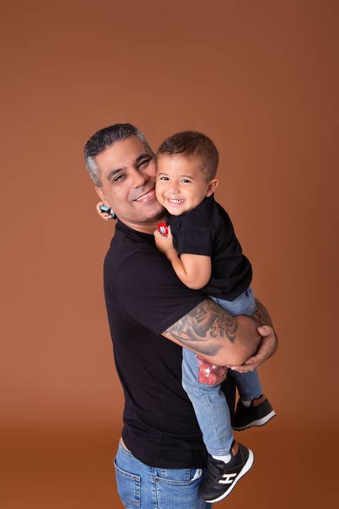 dia dos pais pai de um casal de crianças fundo marrom brasilia jardim botanico lago sul df familia'