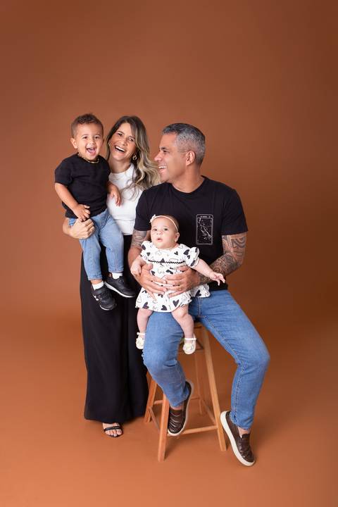 dia dos pais pai de um casal de crianças fundo marrom brasilia jardim botanico lago sul df familia'