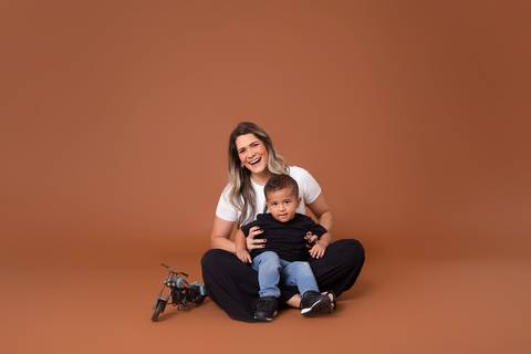 dia dos pais pai de um casal de crianças fundo marrom brasilia jardim botanico lago sul df familia'
