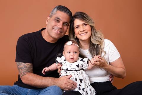 dia dos pais pai de um casal de crianças fundo marrom brasilia jardim botanico lago sul df familia'