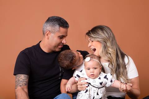 dia dos pais pai de um casal de crianças fundo marrom brasilia jardim botanico lago sul df familia'