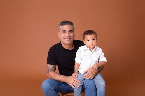 dia dos pais pai de um casal de crianças fundo marrom brasilia jardim botanico lago sul df familia'