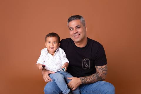 dia dos pais pai de um casal de crianças fundo marrom brasilia jardim botanico lago sul df familia'