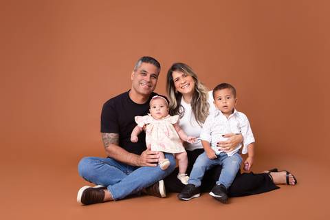 dia dos pais pai de um casal de crianças fundo marrom brasilia jardim botanico lago sul df familia'