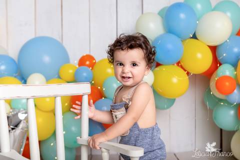 baby bebe brasília brasilia df distrito federal book fotografo fotógrafa fotografa acompanhamento fotografia 12 meses trimestral 1 ano melhor leticia franco letícia smash the cake ensaio com bolo esmagando menino colorido splash'