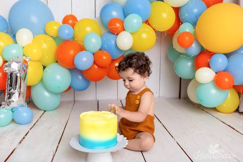 baby bebe brasília brasilia df distrito federal book fotografo fotógrafa fotografa acompanhamento fotografia 12 meses trimestral 1 ano melhor leticia franco letícia smash the cake ensaio com bolo esmagando menino colorido splash'