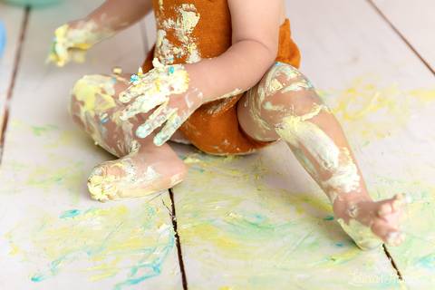 baby bebe brasília brasilia df distrito federal book fotografo fotógrafa fotografa acompanhamento fotografia 12 meses trimestral 1 ano melhor leticia franco letícia smash the cake ensaio com bolo esmagando menino colorido splash'