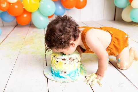 baby bebe brasília brasilia df distrito federal book fotografo fotógrafa fotografa acompanhamento fotografia 12 meses trimestral 1 ano melhor leticia franco letícia smash the cake ensaio com bolo esmagando menino colorido splash'