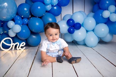 baby bebe brasília brasilia df distrito federal book fotografo fotógrafa fotografa acompanhamento fotografia 12 meses trimestral 1 ano melhor leticia franco letícia lua nova art arte foto smash the cake ensaio com bolo esmagando menino'