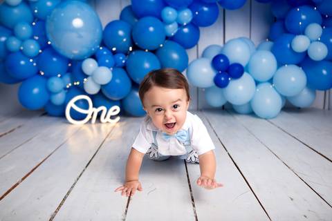 baby bebe brasília brasilia df distrito federal book fotografo fotógrafa fotografa acompanhamento fotografia 12 meses trimestral 1 ano melhor leticia franco letícia lua nova art arte foto smash the cake ensaio com bolo esmagando menino'