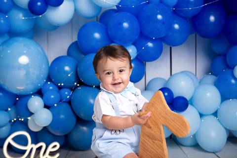 baby bebe brasília brasilia df distrito federal book fotografo fotógrafa fotografa acompanhamento fotografia 12 meses trimestral 1 ano melhor leticia franco letícia lua nova art arte foto smash the cake ensaio com bolo esmagando menino'