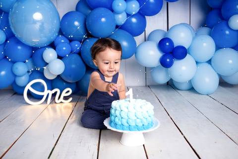 baby bebe brasília brasilia df distrito federal book fotografo fotógrafa fotografa acompanhamento fotografia 12 meses trimestral 1 ano melhor leticia franco letícia lua nova art arte foto smash the cake ensaio com bolo esmagando menino'