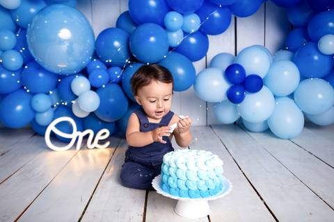 baby bebe brasília brasilia df distrito federal book fotografo fotógrafa fotografa acompanhamento fotografia 12 meses trimestral 1 ano melhor leticia franco letícia lua nova art arte foto smash the cake ensaio com bolo esmagando menino'