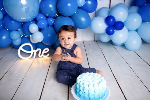 baby bebe brasília brasilia df distrito federal book fotografo fotógrafa fotografa acompanhamento fotografia 12 meses trimestral 1 ano melhor leticia franco letícia lua nova art arte foto smash the cake ensaio com bolo esmagando menino'