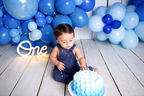 baby bebe brasília brasilia df distrito federal book fotografo fotógrafa fotografa acompanhamento fotografia 12 meses trimestral 1 ano melhor leticia franco letícia lua nova art arte foto smash the cake ensaio com bolo esmagando menino'