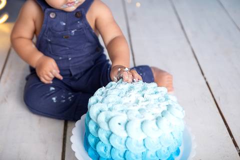 baby bebe brasília brasilia df distrito federal book fotografo fotógrafa fotografa acompanhamento fotografia 12 meses trimestral 1 ano melhor leticia franco letícia lua nova art arte foto smash the cake ensaio com bolo esmagando menino'