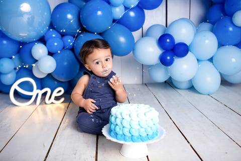 baby bebe brasília brasilia df distrito federal book fotografo fotógrafa fotografa acompanhamento fotografia 12 meses trimestral 1 ano melhor leticia franco letícia lua nova art arte foto smash the cake ensaio com bolo esmagando menino'