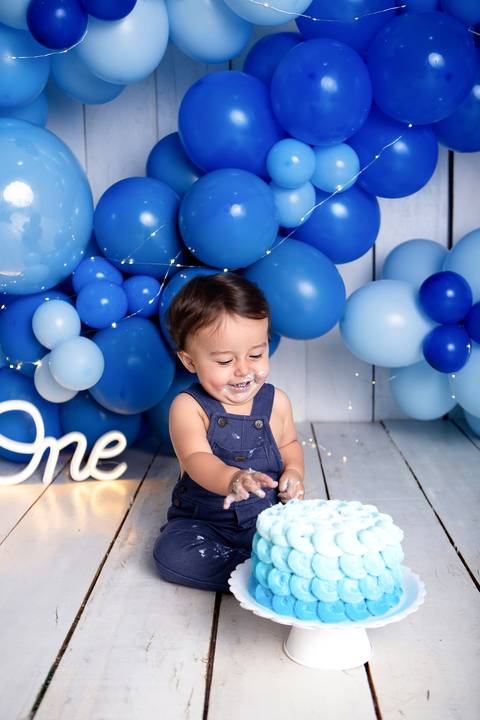 baby bebe brasília brasilia df distrito federal book fotografo fotógrafa fotografa acompanhamento fotografia 12 meses trimestral 1 ano melhor leticia franco letícia lua nova art arte foto smash the cake ensaio com bolo esmagando menino'