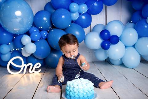 baby bebe brasília brasilia df distrito federal book fotografo fotógrafa fotografa acompanhamento fotografia 12 meses trimestral 1 ano melhor leticia franco letícia lua nova art arte foto smash the cake ensaio com bolo esmagando menino'