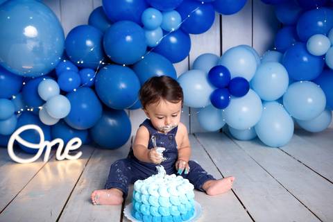 baby bebe brasília brasilia df distrito federal book fotografo fotógrafa fotografa acompanhamento fotografia 12 meses trimestral 1 ano melhor leticia franco letícia lua nova art arte foto smash the cake ensaio com bolo esmagando menino'