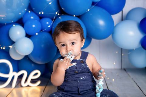 baby bebe brasília brasilia df distrito federal book fotografo fotógrafa fotografa acompanhamento fotografia 12 meses trimestral 1 ano melhor leticia franco letícia lua nova art arte foto smash the cake ensaio com bolo esmagando menino'