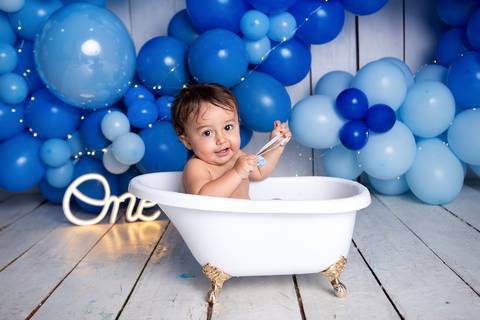 baby bebe brasília brasilia df distrito federal book fotografo fotógrafa fotografa acompanhamento fotografia 12 meses trimestral 1 ano melhor leticia franco letícia lua nova art arte foto smash the cake ensaio com bolo esmagando menino splash'