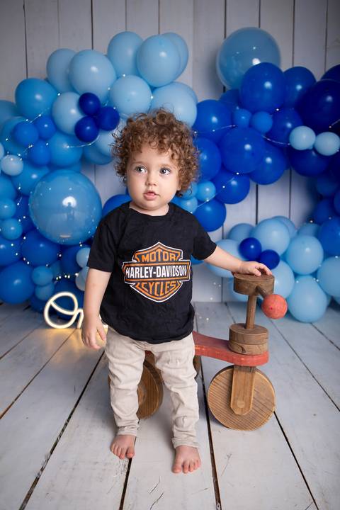 baby bebe brasília brasilia df distrito federal book fotografo fotógrafa fotografa acompanhamento fotografia 17 meses trimestral 1 ano melhor leticia franco letícia smash the cake ensaio com bolo esmagando harley moto balões azul azuis'