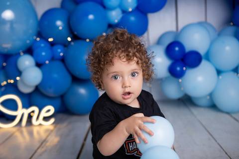 acompanhamento fotografia 17 meses trimestral 1 ano melhor leticia franco letícia smash the cake ensaio com bolo esmagando harley moto balões azul azuis'