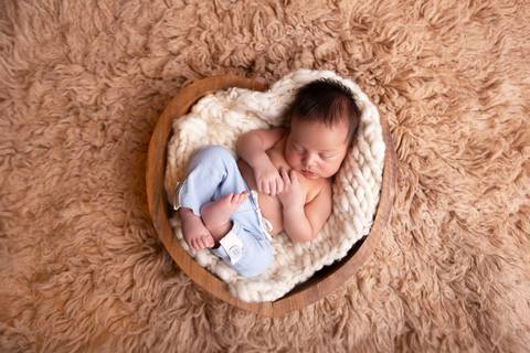 bebê recém nascido newborn brasilia fotografa fotografo fotógrafa brasília df distrito federal baby bebe reborn book melhor leticia franco letícia lua nova art arte foto wrap enrolado  no coração'