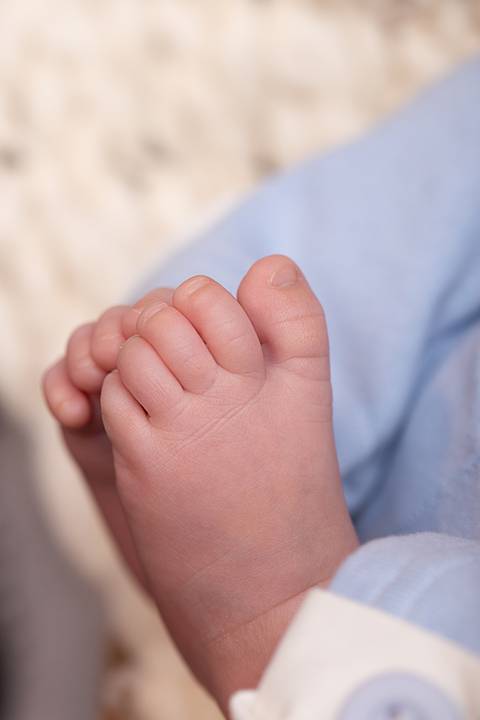 bebê recém nascido newborn brasilia fotografa fotografo fotógrafa brasília df distrito federal baby bebe reborn book melhor leticia franco letícia lua nova art arte foto wrap enrolado  detalhes do pé'