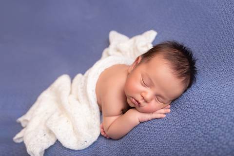 bebê recém nascido newborn brasilia fotografa fotografo fotógrafa brasília df distrito federal baby bebe reborn book melhor leticia franco letícia lua nova art arte foto wrap enrolado '