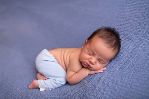 bebê recém nascido newborn brasilia fotografa fotografo fotógrafa brasília df distrito federal baby bebe reborn book melhor leticia franco letícia lua nova art arte foto wrap enrolado '