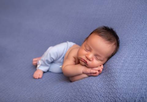 bebê recém nascido newborn brasilia fotografa fotografo fotógrafa brasília df distrito federal baby bebe reborn book melhor leticia franco letícia lua nova art arte foto wrap enrolado '