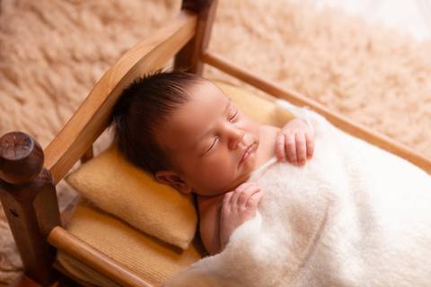 bebê recém nascido newborn brasilia fotografa fotografo fotógrafa brasília df distrito federal baby bebe reborn book melhor leticia franco letícia lua nova art arte foto wrap enrolado '