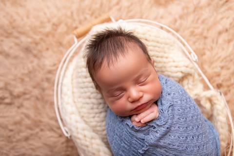 bebê recém nascido newborn brasilia fotografa fotografo fotógrafa brasília df distrito federal baby bebe reborn book melhor leticia franco letícia lua nova art arte foto wrap enrolado '