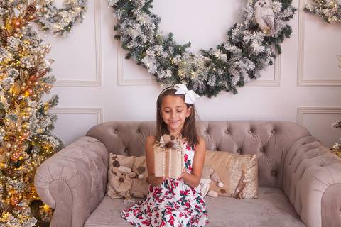 ensaio de natal bebê touca de papai noel brasilia df registrado pela fotógrafa letícia franco casa do papai noel sala arvore guirlanda roupa de papai noel'