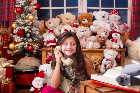 ensaio de natal bebê touca de papai noel brasilia df registrado pela fotógrafa letícia franco casa do papai noel sala arvore guirlanda roupa de papai noel'