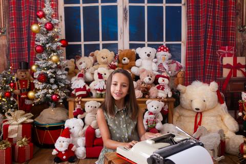 ensaio de natal bebê touca de papai noel brasilia df registrado pela fotógrafa letícia franco casa do papai noel sala arvore guirlanda roupa de papai noel'