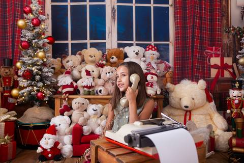 ensaio de natal bebê touca de papai noel brasilia df registrado pela fotógrafa letícia franco casa do papai noel sala arvore guirlanda roupa de papai noel'