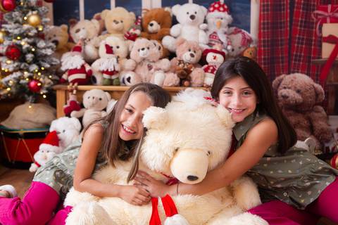 ensaio de natal bebê touca de papai noel brasilia df registrado pela fotógrafa letícia franco casa do papai noel sala arvore guirlanda roupa de papai noel'