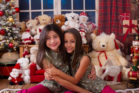 ensaio de natal bebê touca de papai noel brasilia df registrado pela fotógrafa letícia franco casa do papai noel sala arvore guirlanda roupa de papai noel'